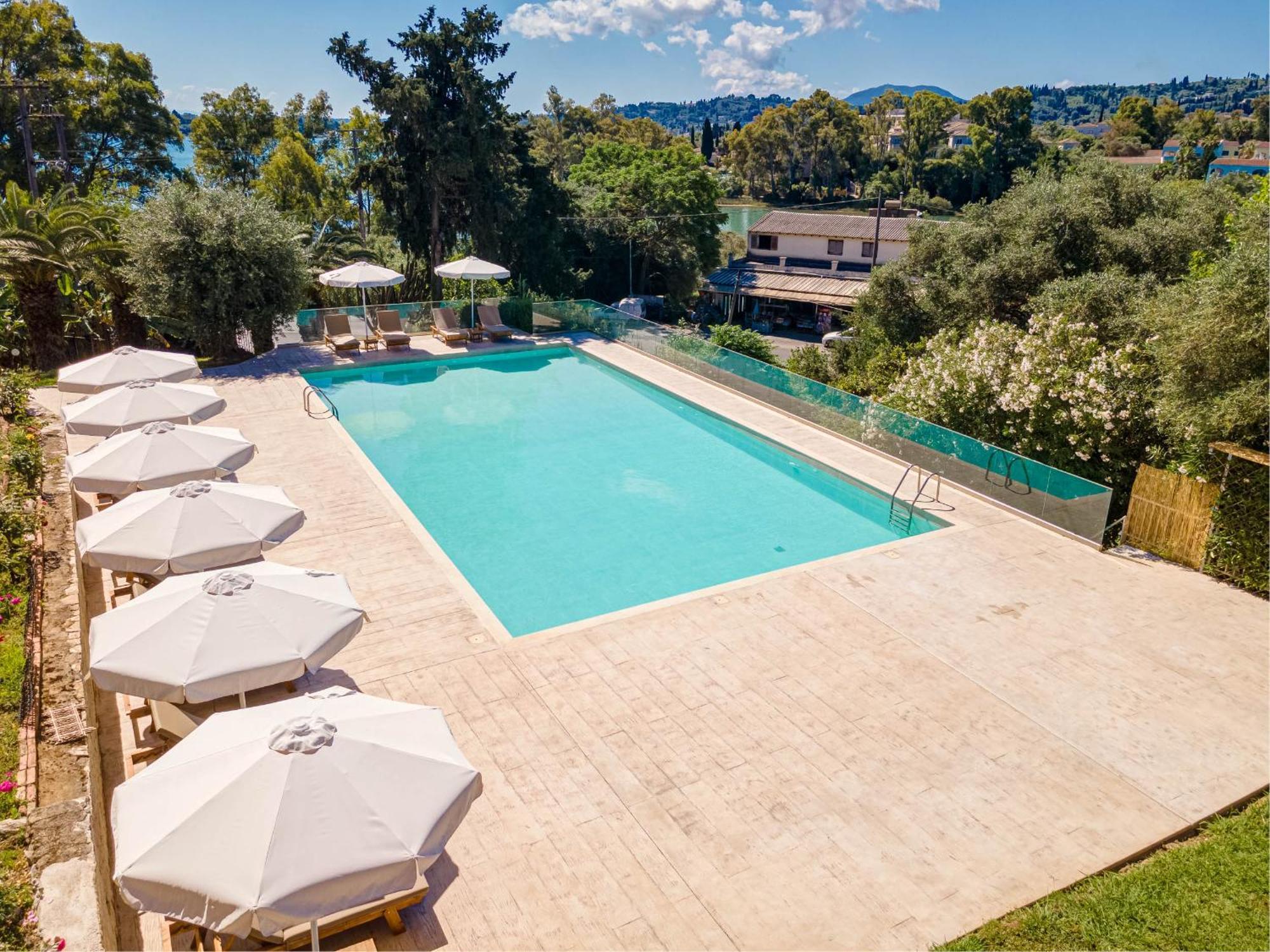 Hotel Ionian Arches à Gouviá Extérieur photo